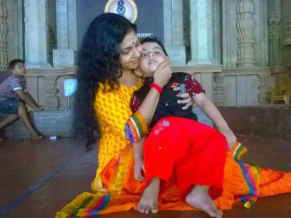 മകനെ  പാട്ടിലാക്കി