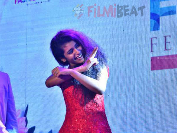 ചർച്ചയായി ലിപ് ലോക്ക്