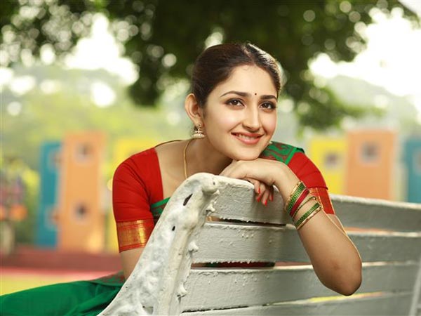 ആര്യ ട്വീറ്റ് ചെയ്യണം