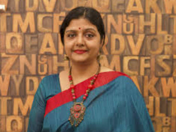 നടിയുടെ  വീട്ടിൽ നിന്ന് മൂന്ന് പെൺകുട്ടി