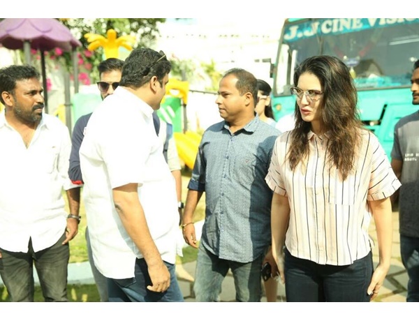 രംഗീല പുരോഗമിച്ച് കൊണ്ടിരിക്കുന്നു 