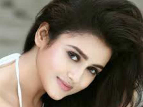 വ്യാജ വാഗ്ദാനങ്ങൾ നൽകി