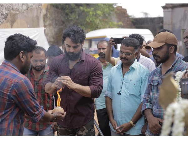 മാസ് ചേരുവകള് ഉള്പ്പെടുത്തികൊണ്ടാണ്