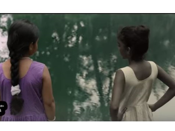 പല സീനുകളിലൂടെയും