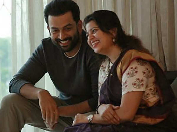  നിറ പുഞ്ചിരിയോടെ താരങ്ങൾ 