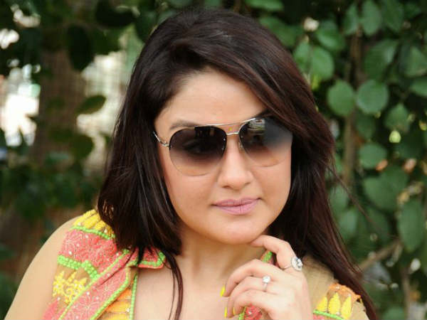   ആദ്യ ചിത്രത്തിലെ   കഷ്ടപ്പാട്