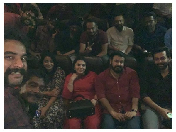 താരങ്ങള്‍ക്ക് തൊട്ടുപിന്നില്‍