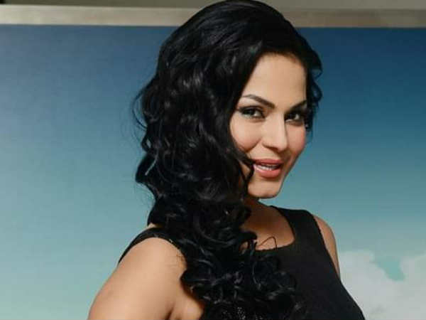  പൈലറ്റിനെ ആക്ഷേപിക്കുന്ന ട്വീറ്റ്