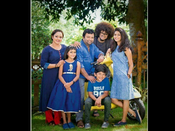 സോഷ്യല്‍ മീഡിയയില്‍ സജീവം