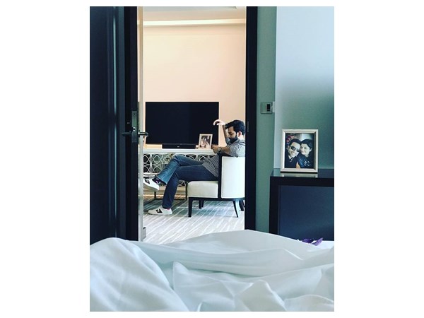 മൊബൈലും നോക്കി ഇരുപ്പാണ്