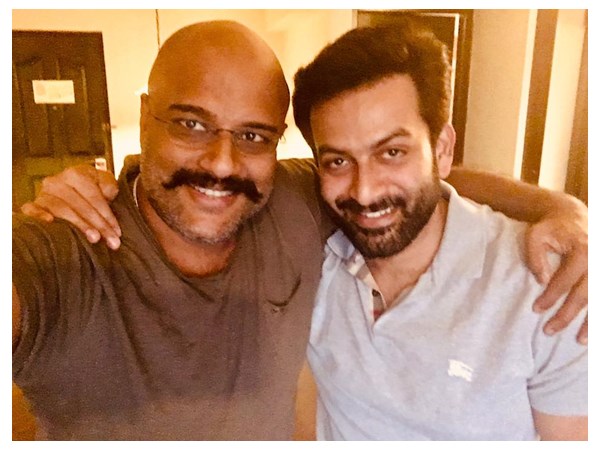 മുരളി ഗോപിയുടെ സൂചന