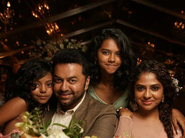   ഇന്ദ്രജിത്തും  കുടുംബവും