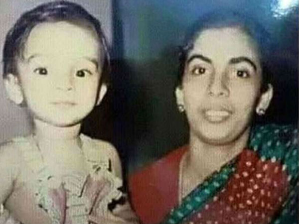  അമ്മയോടൊപ്പം നിൽക്കുന്ന ചിത്രം