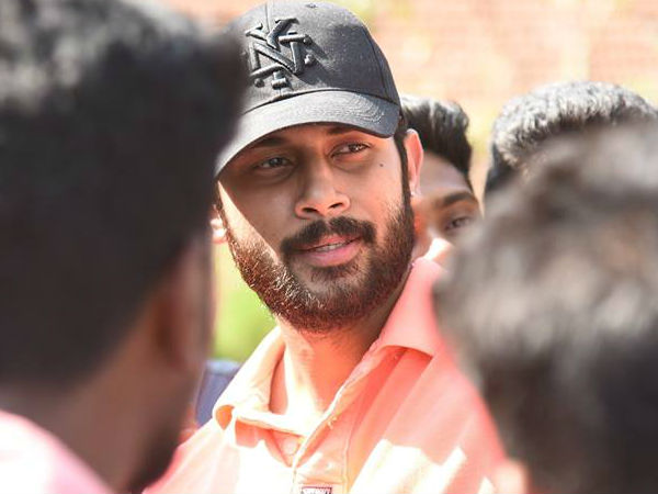 തിരക്കഥ കേള്‍പ്പിച്ചു