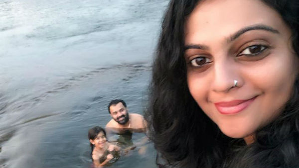 കുഞ്ഞിനെ എടുത്ത്  നടന്നു