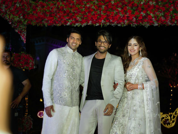 വിവാഹിതരായ ആര്യയും സയേഷയും