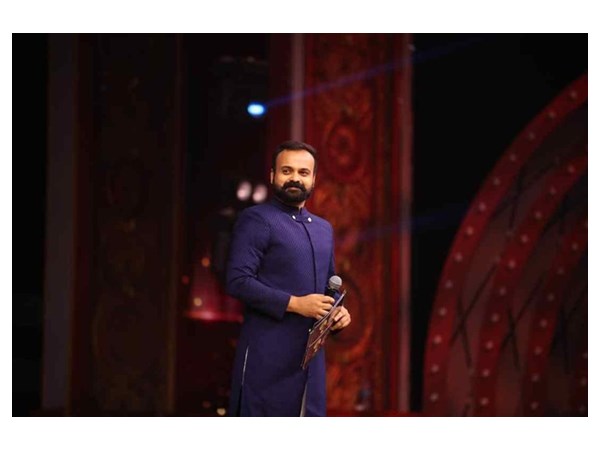 അവതാരകന്റെ വേഷത്തില്‍