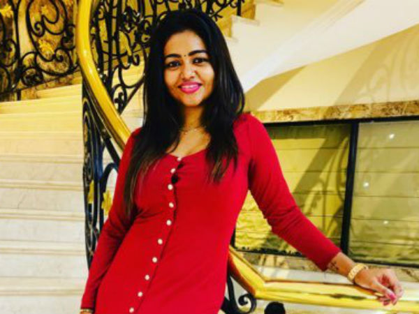 റൂമിൽ നിന്ന് ഓടി  രക്ഷപ്പെട്ടു