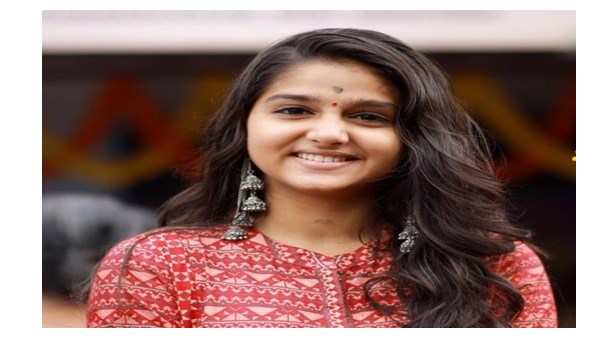 അമ്മയാണ് ഇരുന്ന് വായിക്കുന്നത്