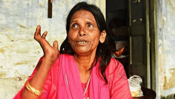 അമ്മയ്ക്ക്  പൈസ  നൽകി