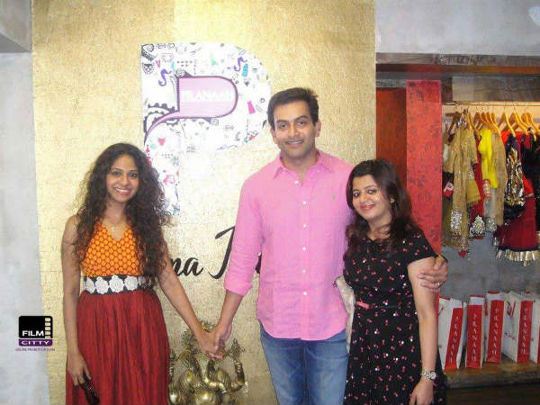 സുപ്രിയ മേനോനും മല്ലികയും