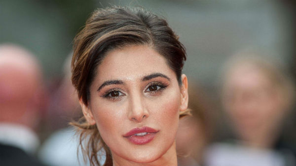 നഗ്നത പ്രദർശിപ്പിക്കണം