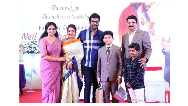  കുടുംബസമേതം മനോജ് കെ ജയന്‍