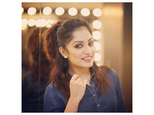 എലീനയെക്കുറിച്ച് ആര്യ