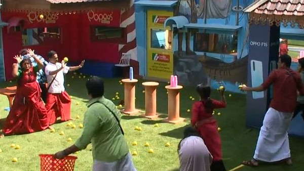   കപ്പ് കൊണ്ടുള്ള   പിരമിഡ്