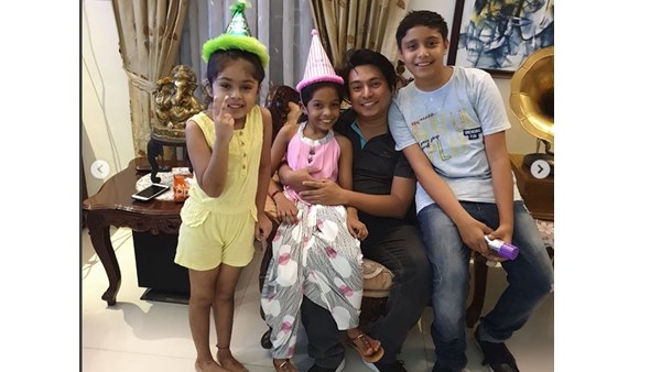  റോയയുടെ പിറന്നാളിന് അച്ഛനും 