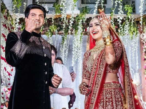 ആര്യയുടെയും സയേഷയുടെയും വിവാഹ വാര്‍ഷികം 