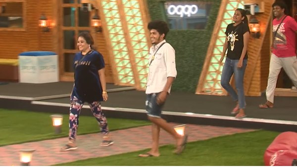 കെട്ടിപ്പിടിച്ച് മത്സരാര്‍ഥികള്‍