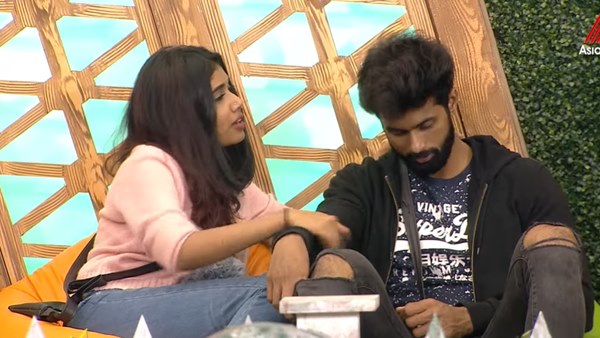 ആരുടെ കൂടെ നില്‍ക്കണമെന്നോ