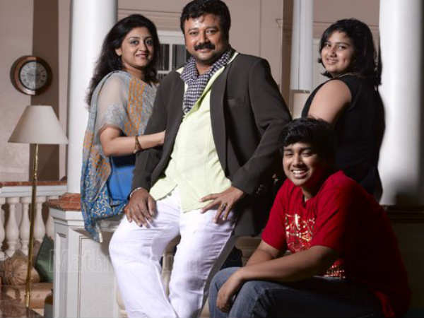 കൈയ്യടിച്ച് ചിരിച്ചു