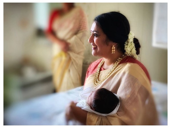 ആദ്യ ചിത്രത്തിലെ പാട്ട്