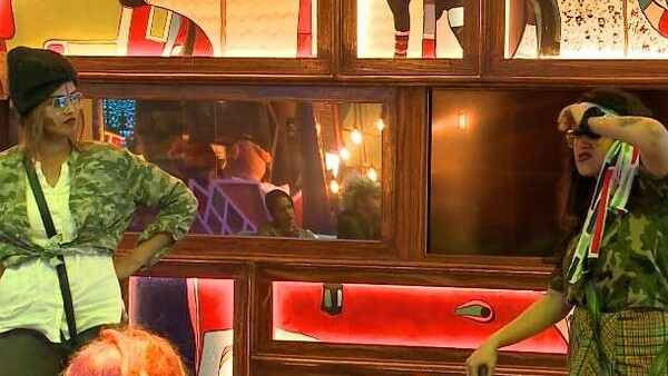 ഫോണും മേക്കപ്പും