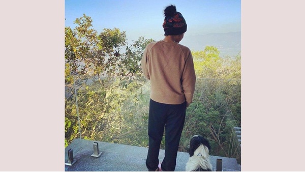 പിന്‍തിരിഞ്ഞു നില്‍ക്കുന്നു