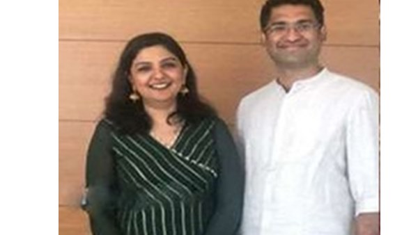 റോയിസിനെ പോലെ തന്നെ ഭാര്യ സോണിയയും ഇപ്പോള് സെലിബ്രിറ്റിയാണ്. സോണിയയുടെ സോഷ്യല് മീഡിയയിലൂടെ പങ്കുവെച്ച് ചിത്രങ്ങളും ചര്ച്ചയാവാറുണ്ട്. രാജാരവി വര്മ്മയുടെ ചിത്രത്തെ അനുകരിച്ച് നടത്തിയ ഫോട്ടോഷൂട്ട് ആയിരുന്നു നേരത്തെ ഏറ്റവുമധികം ശ്രദ്ധേയമായത്.