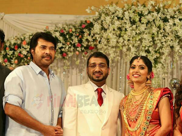 വിവാഹ വാര്‍ഷികം ആഘോഷിച്ച് മുക്ത 