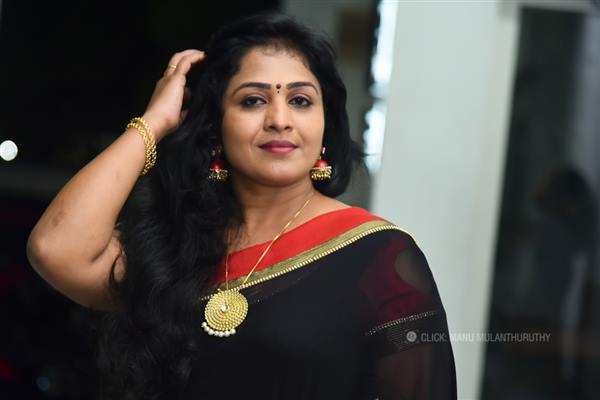 നമുക്ക് പാര്‍ക്കാന്‍ മുന്തിരിത്തോപ്പുകള്‍