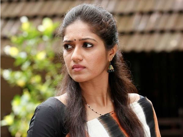 ആദ്യം നിങ്ങള്‍ ഒരു നടിയാണ്
