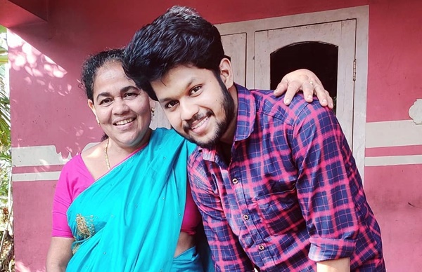 തൊട്ടുമുകളിലുള്ള വീട്ടിലുള്ള അമ്മ