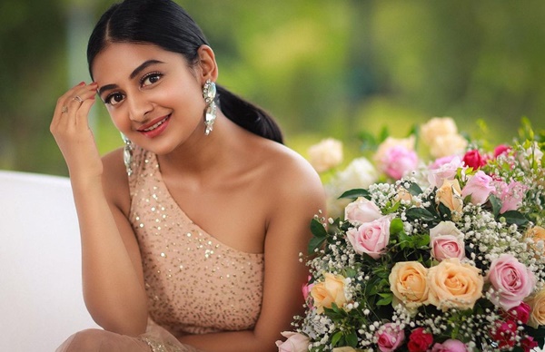 ഓളിലൂടെ നായിക