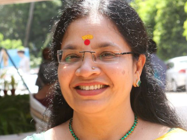 ഭാഗ്യലക്ഷ്മിയോട്