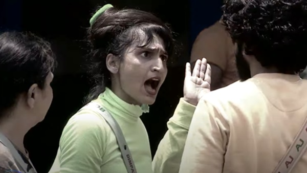 കയ്യാങ്കളിയിലേക്ക്