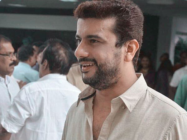 പത്രം ഏറിയാനായി കയ്യിലെടുത്തപ്പോള്‍