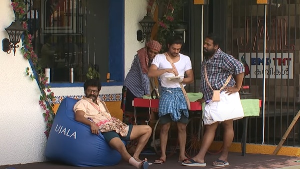 ദേ അവള്‍ തേക്കുന്നു