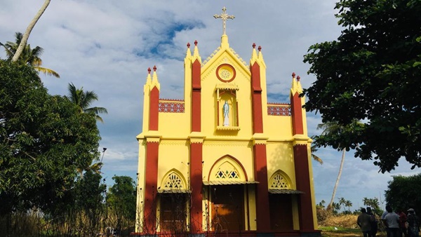 വലിയ ബോട്ടുകളും, ഹൗസ് ബോട്ടും, സ്പീഡ് ബോട്ടും വഞ്ചികളും