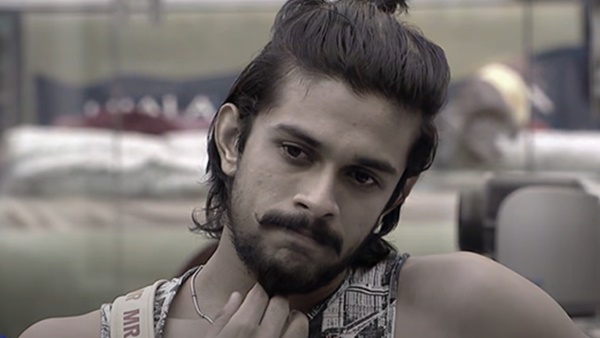 അകന്നു നില്‍ക്കുന്നതായിട്ട്