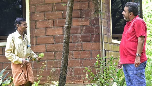 ആരാണെന്നറിഞ്ഞ അമ്പരപ്പില്‍